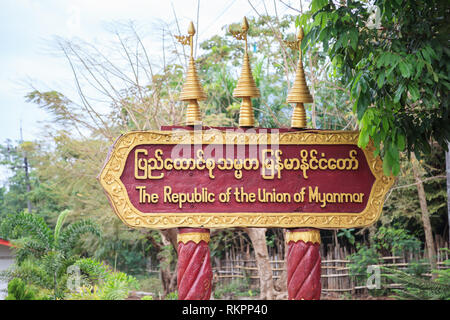 Kanchanaburi, Thailand - 30. Dezember 2018: Die Republik der Union Myanmar Zeichen an drei Pagoden Pass Thailand-Myanmar Grenzübergang. Die pa Stockfoto