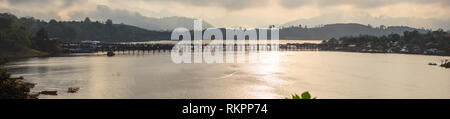 Natürliche Sonnenaufgang Landschaft Panoramablick von Mon Brücke (Thai längste Holzbrücke) über Songkalia Fluss Hintergrund in Sangkhlaburi, Kanchanab Stockfoto