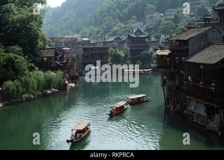 Touristen Boote auf der Tou Jiang River in Fenghuang. Was bedeutet "Phoenix" auf Chinesisch, Fenghuang wurde benannt nach der mythische Vogel der Unsterblichkeit und ich Stockfoto