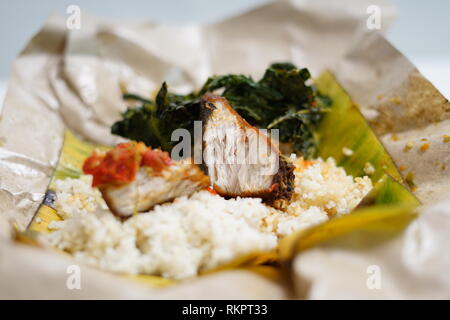 Würzig gebratener Thunfisch mit Reis und Gemüse (Nasi Bungkus Ikan Thunfisch) Stockfoto