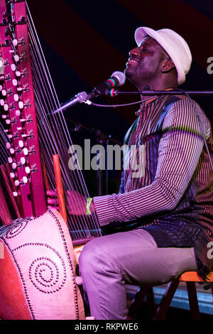 Seckou Keita spielt die Kora live auf Beltane Fire Festival, East Sussex, Großbritannien Stockfoto