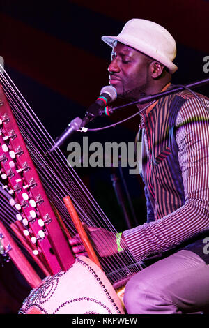 Seckou Keita spielt die Kora live auf Beltane Fire Festival, East Sussex, Großbritannien Stockfoto