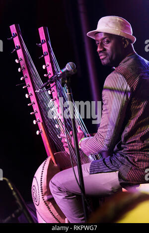 Seckou Keita spielt die Kora live auf Beltane Fire Festival, East Sussex, Großbritannien Stockfoto