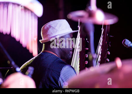 Seckou Keita spielt die Kora live auf Beltane Fire Festival, East Sussex, Großbritannien Stockfoto