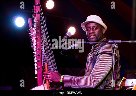 Seckou Keita spielt die Kora live auf Beltane Fire Festival, East Sussex, Großbritannien Stockfoto