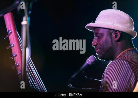 Seckou Keita spielt die Kora live auf Beltane Fire Festival, East Sussex, Großbritannien Stockfoto