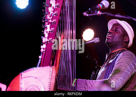 Seckou Keita spielt die Kora live auf Beltane Fire Festival, East Sussex, Großbritannien Stockfoto