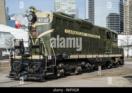 Toronto, Ontario, Kanada - 12. Januar 2019: Alte Lok im Roundhouse Park (National Rail Museum) in der Nähe des CN Tower. Touristische Attraktion. Stockfoto