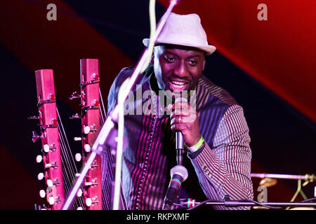 Seckou Keita spielt die Kora live auf Beltane Fire Festival, East Sussex, Großbritannien Stockfoto