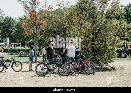 Deutschland, Berlin, 05. September 2018: Eine Gruppe von Touristen Fahrrad Sightseeing in Berlin in Deutschland. Ausflüge auf dem Fahrrad. Stockfoto