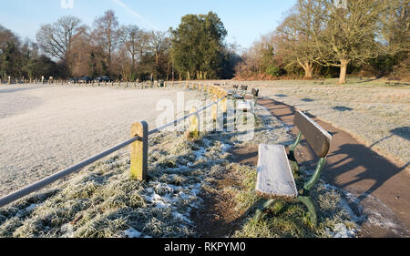 Tunbridge Gut und Rusthall Commons, Royal Tunbridge Wells, Kent, Großbritannien. In den frühen Morgenstunden an einem eisigen Winter fotografiert. Stockfoto