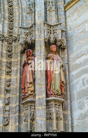 Statuen der gotische Puerta de Campanilla Eingangstür der Kathedrale von Sevilla, Spanien Stockfoto