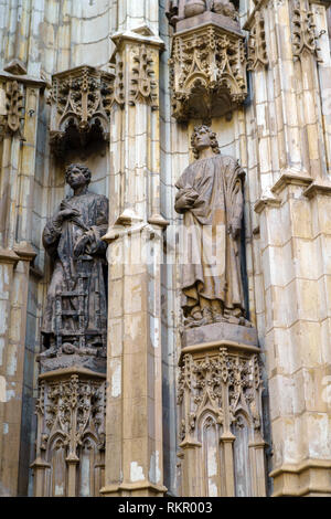 Statuen der gotische Puerta de Campanilla Eingangstür der Kathedrale von Sevilla, Spanien Stockfoto