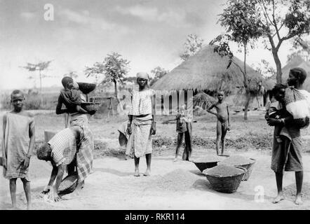 Afrika, Guinea Bissau, einem ehemaligen Portugiesisch Guinea, Indigenen leben im Dorf, 1930 Stockfoto