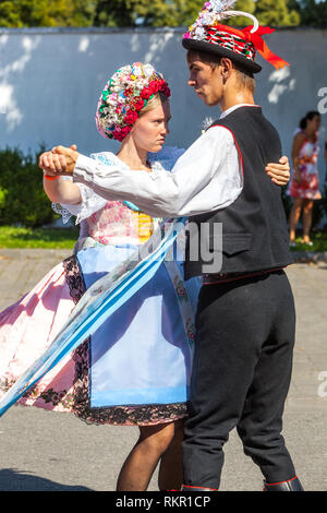 Tschechische Volkstänzer tanzen Polka Tanz während der ländlichen Messe auf mährischen Dorf, Hody in Velke Pavlovice, Südmähren, Tschechische Republik tanzen Stockfoto