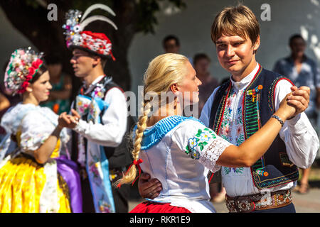 Tschechische Volkstänzer tanzen Polka Tanz während der ländlichen Messe auf mährischen Dorf, Hody in Velke Pavlovice, Südmähren, Tschechische Republik Stockfoto