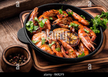 Gebratene Garnelen auf Gusseisen Pfanne. Gegrillte Meeresfrüchte Stockfoto