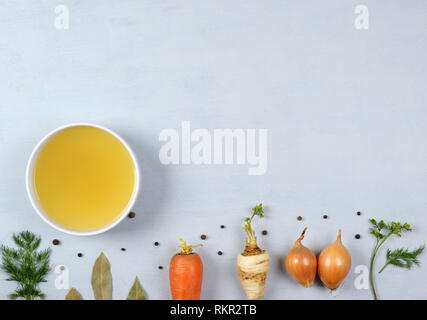 Brühe mit Zutaten. klare Brühe wird von simmering Fleisch oder Knochen und Gemüse. Mit Schwarzen und duftende Paprika, Karotte, Zwiebel vorbereitet. Stockfoto