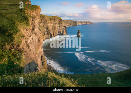 Die spektakulären Klippen von Moher, die in der Grafschaft Clare, Irland zu einem der beliebtesten Touristenattraktionen, die jedes Jahr eine Million Besucher. Stockfoto