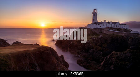 Sonnenaufgang Blick auf den ikonischen Leuchtturm auf Fanad Head, County Donegal, Irland. Stockfoto