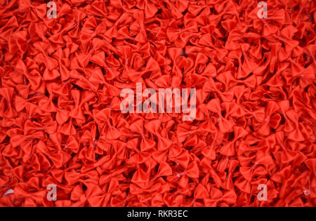 Mehrere rote Seide Satin Schleife Knoten auf dem Hintergrund Stockfoto