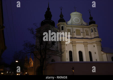 Die Kirche von St. Nikolaus in Vilnius, Litauen und die Kirche von St. Anne im Hintergrund. Geheimnisvolle Nacht Blick auf die Altstadt. Stockfoto