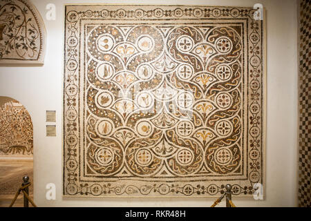 Fragment der geometrischen Mosaik in El Jem Museum. In der Mitte ein Sechseck, in dessen Mitte ein kreuzförmiges Blume vertreten ist. Stockfoto