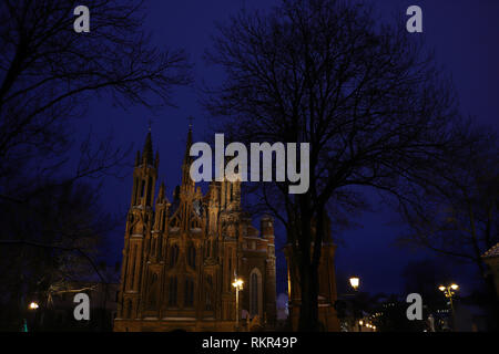 St. Anna Kirche in Vilnius Old Townin, Litauen. Das berühmte Beispiel der Spätgotik und Backsteingotik Stile. Geheimnisvolle Nacht ansehen. Stockfoto