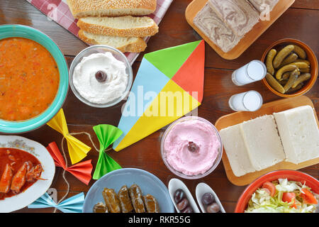 Konzept zum sauberen Montag mit Fasten essen und einen Drachen Stockfoto