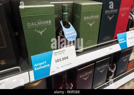 Keine Alter-Anweisung Travel Retail Whisky markiert Flughafen exklusive am EuroAirport Basel Mulhouse Freiburg Duty free shop. Stockfoto