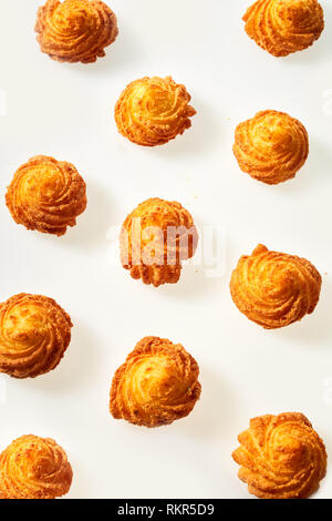Twirls von Crisp gebratenen Goldene Kartoffel auf weißem Hintergrund in ein Gourmet und Specialty Food Konzept gesehen von oben nach unten auf die Spiralen Stockfoto