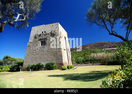 Typischen viereckigen mittelalterlichen Turm Sichtung anti-Sarazenischen des Königreichs Neapel auf dem Tyrrhenischen Meer Region Cilento Italien heute als Wohnhaus Stockfoto