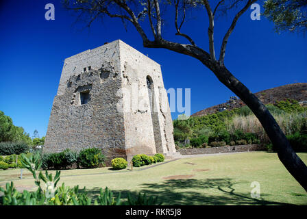 Typischen viereckigen mittelalterlichen Turm Sichtung anti-Sarazenischen des Königreichs Neapel auf dem Tyrrhenischen Meer Region Cilento Italien heute als Wohnhaus Stockfoto