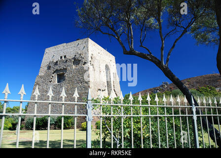 Typischen viereckigen mittelalterlichen Turm Sichtung anti-Sarazenischen des Königreichs Neapel auf dem Tyrrhenischen Meer Region Cilento Italien heute als Wohnhaus Stockfoto