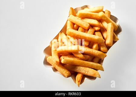 Teil von Golden gebratene Pommes frites in einer geriffelten Teller auf Weiß von Overhead mit Kopie Raum gesehen isoliert Stockfoto