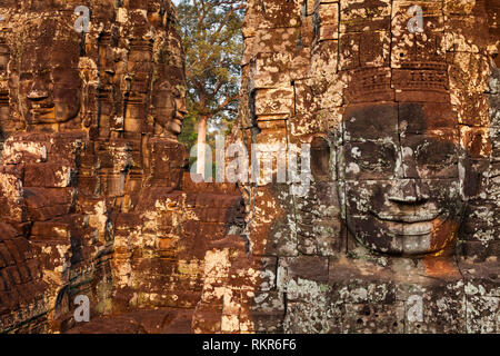 Face-Towers. Obere Terrasse. Bayon Tempel. Angkor. Stadt Siem Reap, Siem Reap Provinz. Kambodscha, Asien Stockfoto