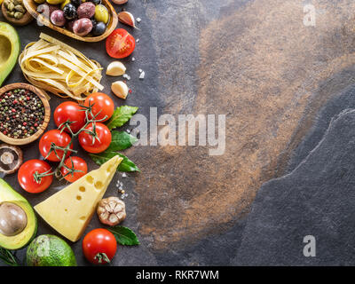 Pasta, Gewürze und Gemüse. Beliebte mediterrane und italienische Küche Zutaten. Ansicht von oben. Stockfoto