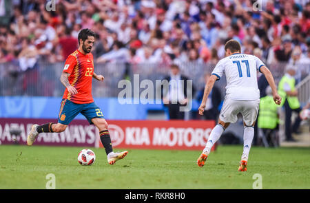 Moskau, Russland - Juli 1, 2018. Spanien Fußball-Nationalmannschaft Mittelfeldspieler Isco und Russland Nationalmannschaft Mittelfeldspieler Roman Zobnin während der Fußball-WM 201 Stockfoto