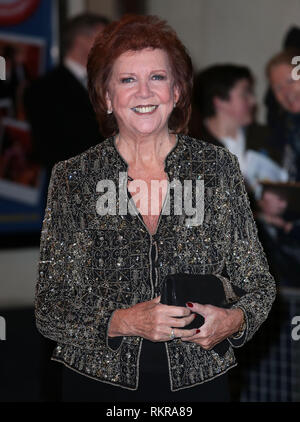 Cilla Black besucht die Drücken Sie die Taste Nacht des neuen Musicals "Ich kann nicht singen" im London Palladium Stockfoto