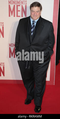 John Goodman kommt an der UK Premiere des "Monuments Men'' im Odeon am Leicester Square Stockfoto