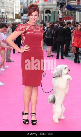 Declan Butler und Pudsey kommen auf der Rosa Teppich die Weltpremiere von "Walking On Sunshine" bei Vue West End am 11. Juni 2014 in London, England Stockfoto