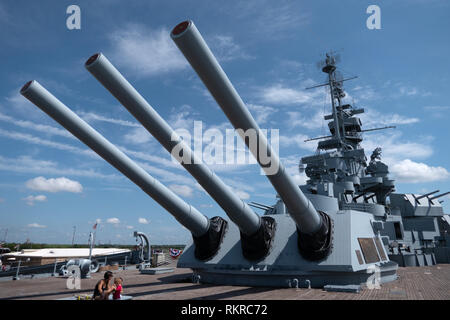 Battleship Memorial Park, eine militärische Geschichte Park und Museum in Mobile, Alabama, USA. Blick auf die Kanonen auf den South Dakota - class Battleship USS Alabama, ein Stockfoto