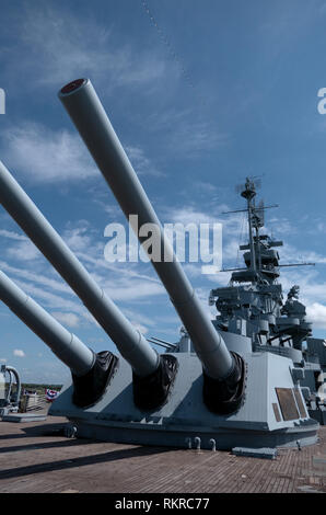 Battleship Memorial Park, eine militärische Geschichte Park und Museum in Mobile, Alabama, USA. Blick auf die Kanonen auf den South Dakota - class Battleship USS Alabama, ein Stockfoto