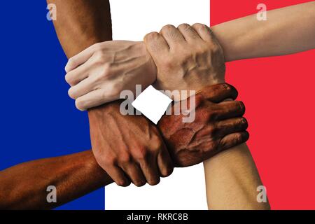 Flagge Frankreich, Integration einer multikulturellen Gruppe junger Menschen. Stockfoto