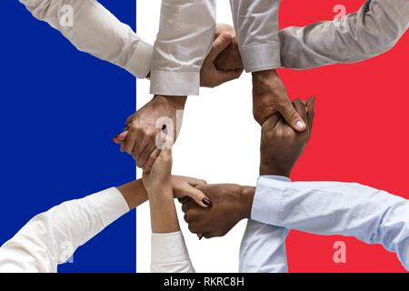 Flagge Frankreich, Integration einer multikulturellen Gruppe junger Menschen. Stockfoto