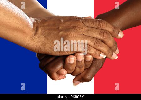 Flagge Frankreich, Integration einer multikulturellen Gruppe junger Menschen. Stockfoto