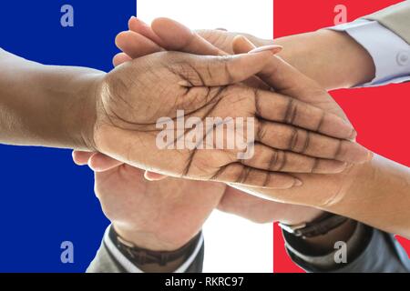 Flagge Frankreich, Integration einer multikulturellen Gruppe junger Menschen. Stockfoto