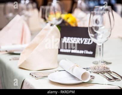 Festival Abendessen Einstellung und "Reserviert" unterzeichnen. Stockfoto