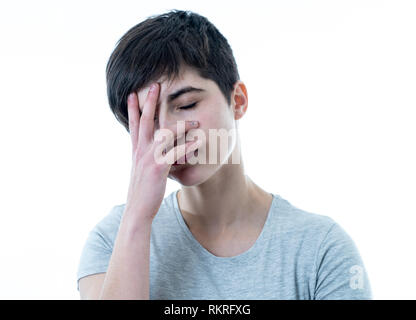 Close up Portrait von schönen jungen kaukasischen Frau traurig und betonte, die Hilfe benötigen. Auf weißem Hintergrund in der menschlichen Mimik isoliert, Stockfoto