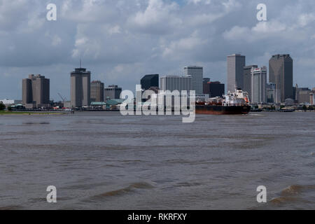 Gas oder Gas Tanker während der Navigation auf dem Mississippi River in der Nähe von New Orleans, Louisiana, Vereinigte Staaten von Amerika. Schiff und Skyline der Stadt in t Stockfoto